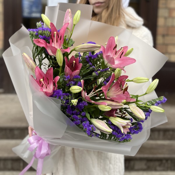 Сборный букет розовых лилий