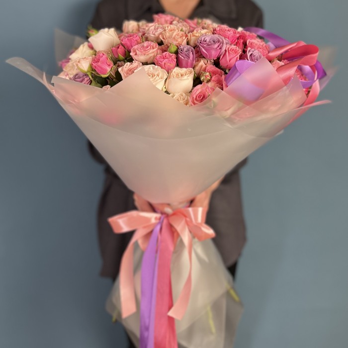 35 пионовидных кустовых роз микс 60 см