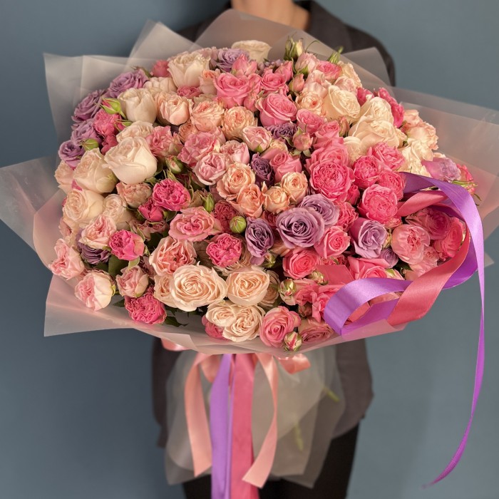 35 пионовидных кустовых роз микс 60 см