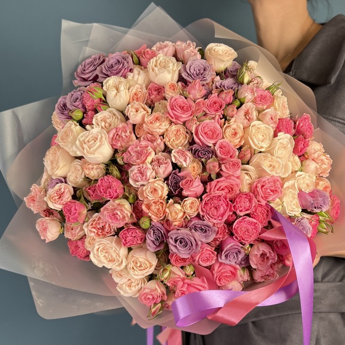 35 пионовидных кустовых роз микс 60 см