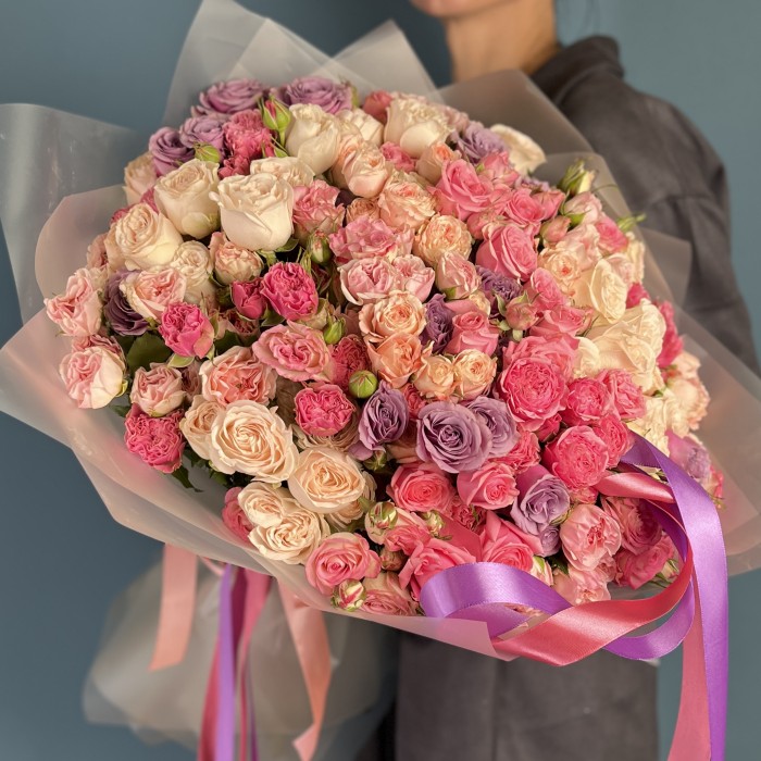 35 пионовидных кустовых роз микс 60 см