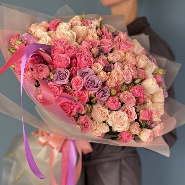 35 пионовидных кустовых роз микс 60 см