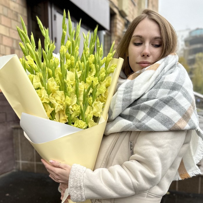 27 зеленых гладиолусов