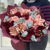 Букет с амарилисами и кустовыми розами