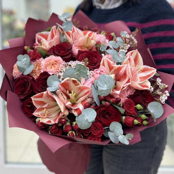 Букет с амарилисами и кустовыми розами