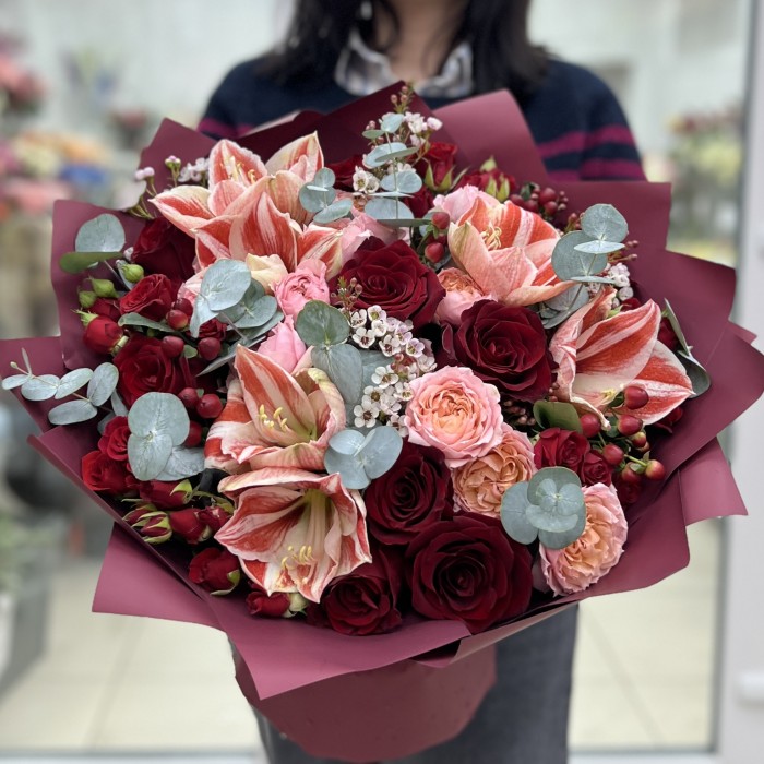 Букет с амарилисами и кустовыми розами