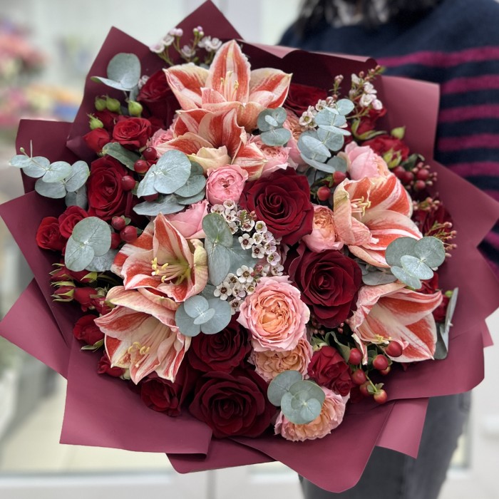 Букет с амарилисами и кустовыми розами