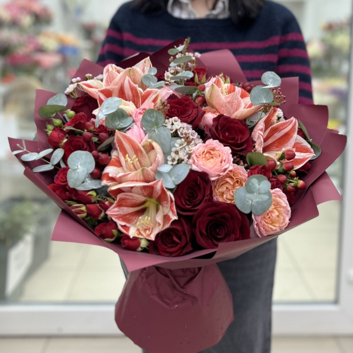 Букет с амарилисами и кустовыми розами