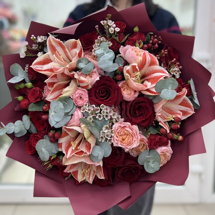 Букет с амарилисами и кустовыми розами