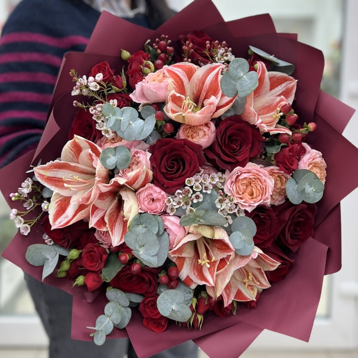 Букет с амарилисами и кустовыми розами