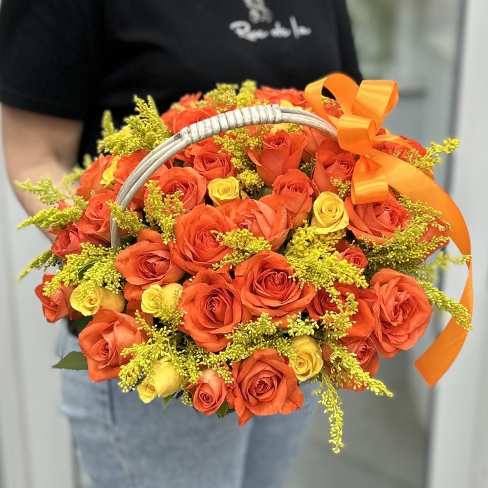 51 желтая и оранжевая роза с солидаго в корзине