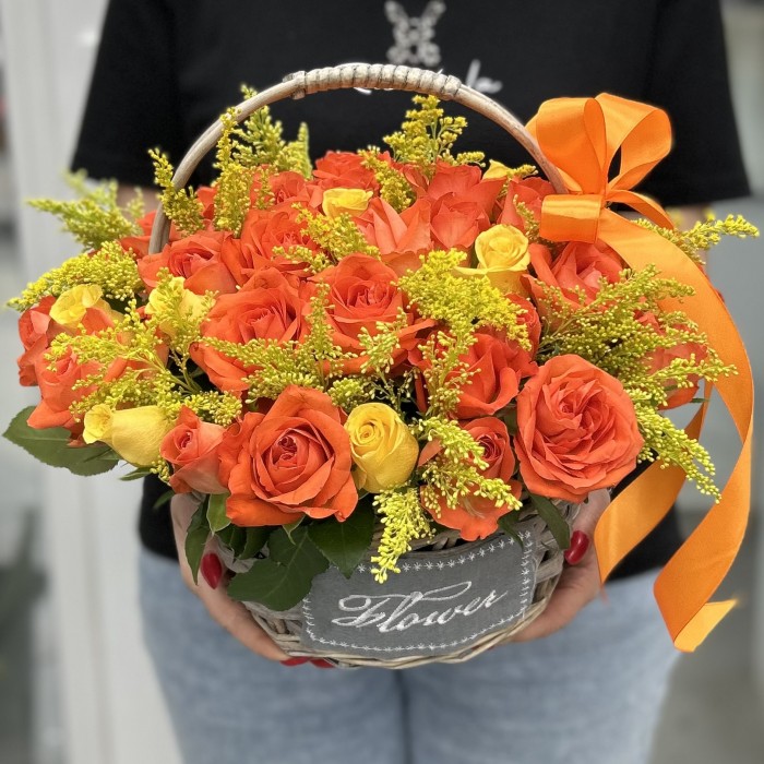 51 желтая и оранжевая роза с солидаго в корзине