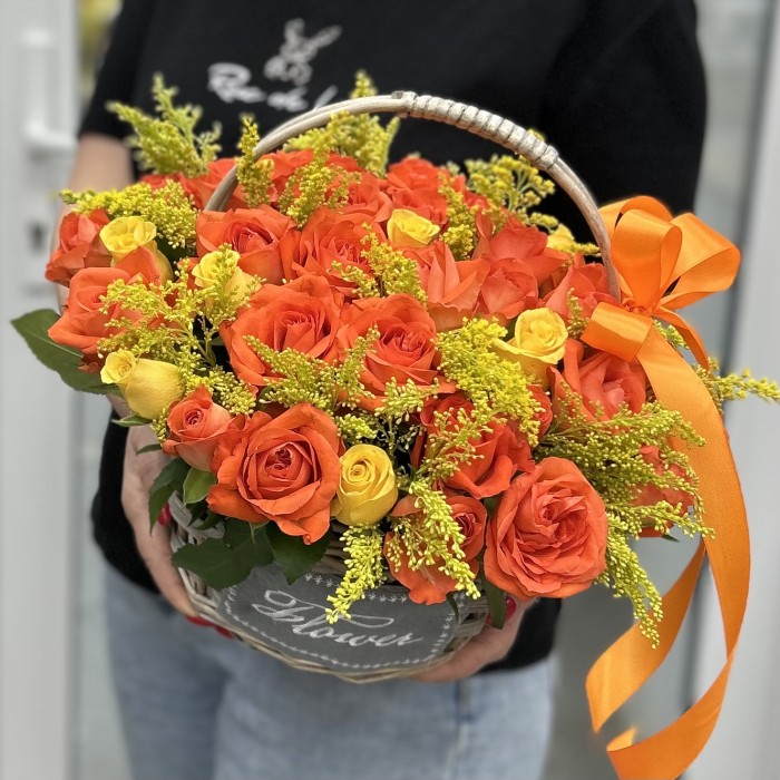 51 желтая и оранжевая роза с солидаго в корзине