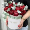 19 красных ранункулюсов в коробке