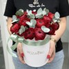 19 красных ранункулюсов в коробке