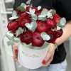 19 красных ранункулюсов в коробке