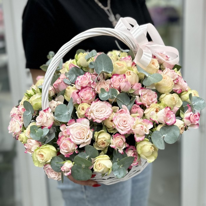 27 нежных кустовых роз в корзине