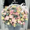 27 нежных кустовых роз в корзине