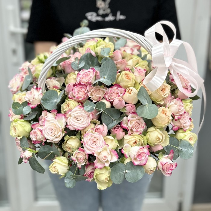 27 нежных кустовых роз в корзине
