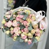 27 нежных кустовых роз в корзине