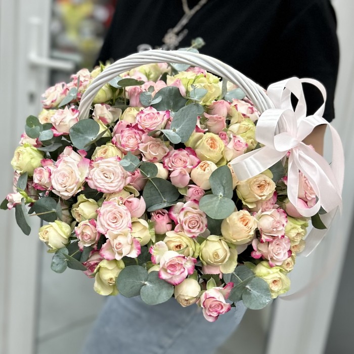 27 нежных кустовых роз в корзине