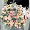 27 нежных кустовых роз в корзине