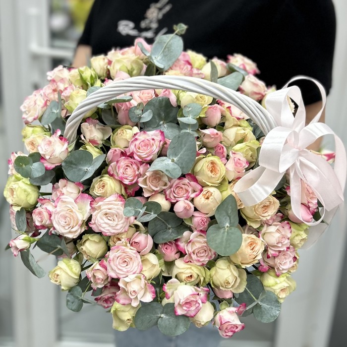 27 нежных кустовых роз в корзине