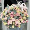 27 нежных кустовых роз в корзине