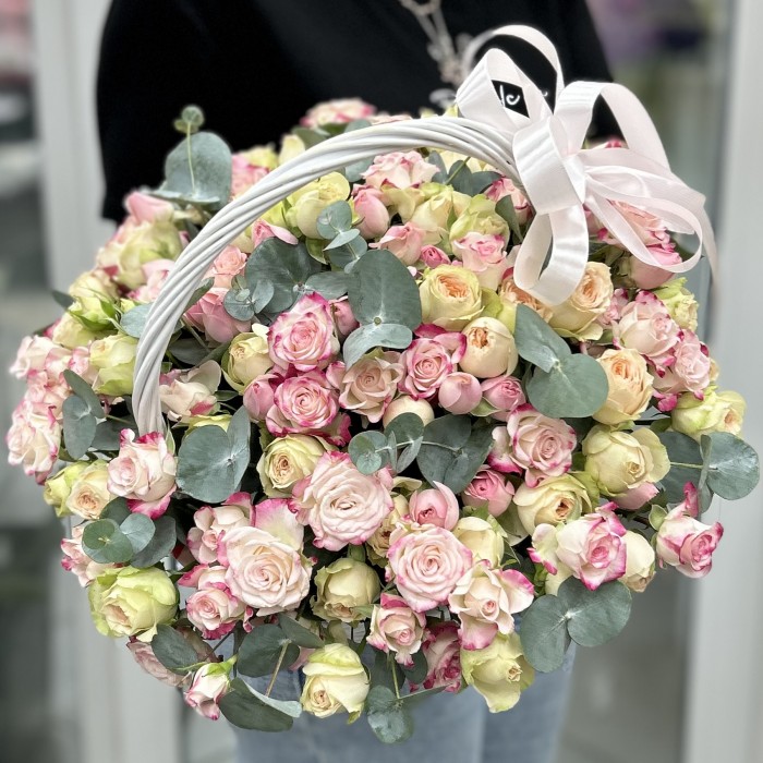 27 нежных кустовых роз в корзине