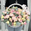 27 нежных кустовых роз в корзине