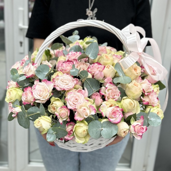 27 нежных кустовых роз в корзине
