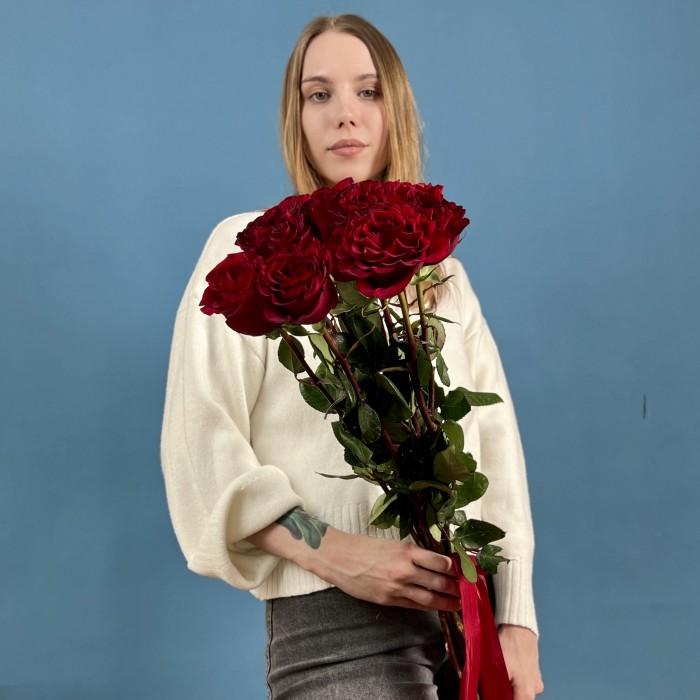 11 красных пионовидных роз Хартс 70 см