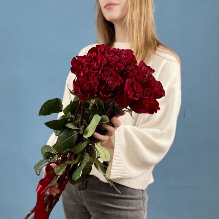 11 красных пионовидных роз Хартс 70 см