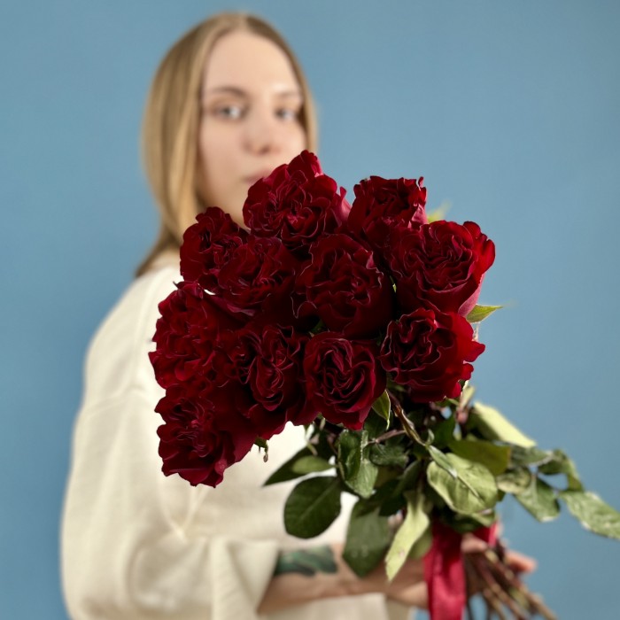 11 красных пионовидных роз Хартс 70 см