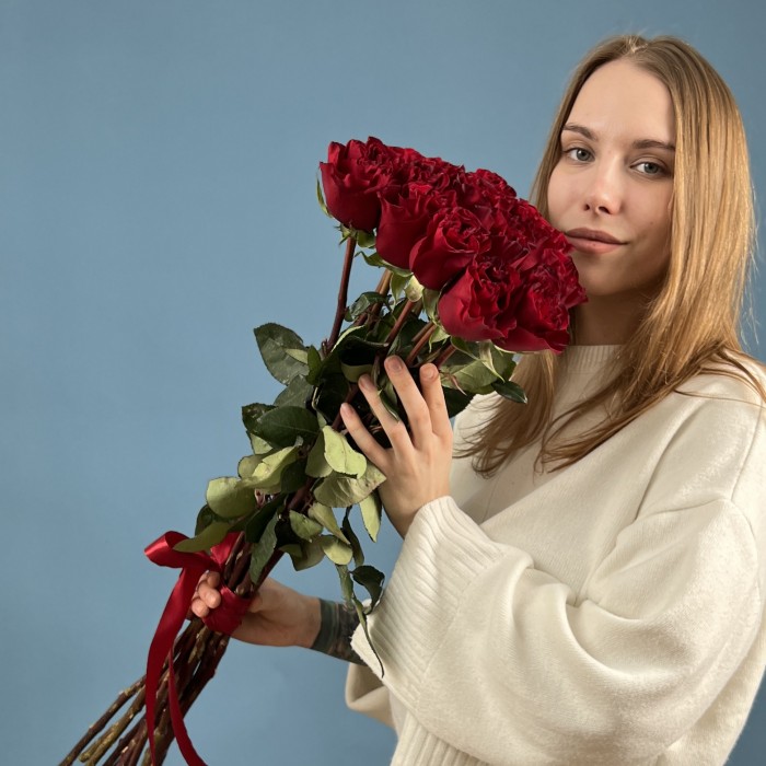 11 красных пионовидных роз Хартс 70 см