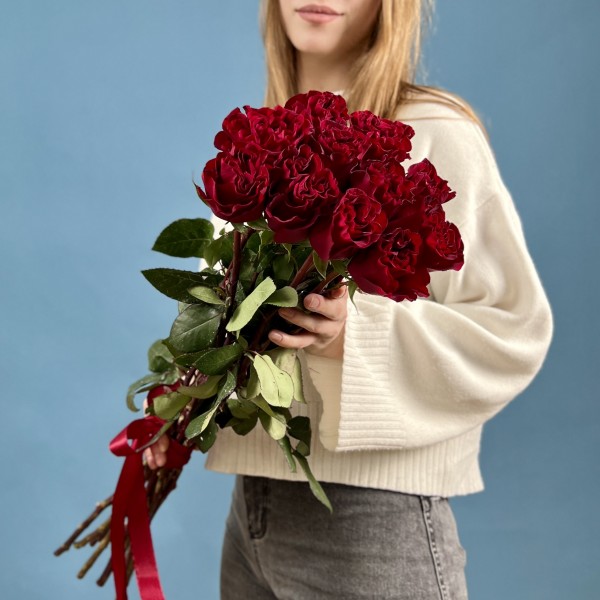 11 красных пионовидных роз Хартс 70 см