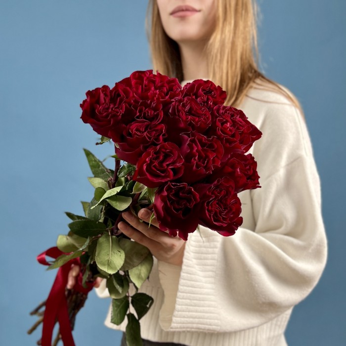 11 красных пионовидных роз Хартс 70 см