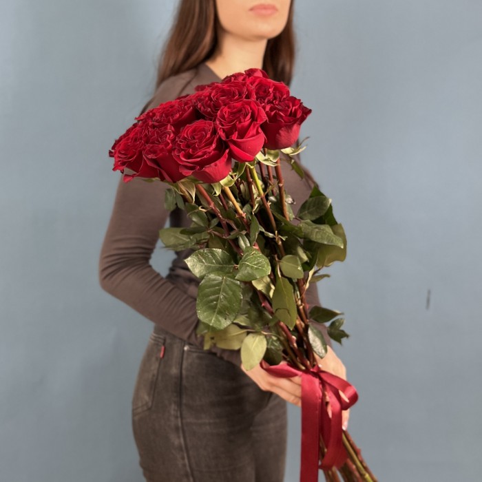 17 красных пионовидных роз Хартс 70 см