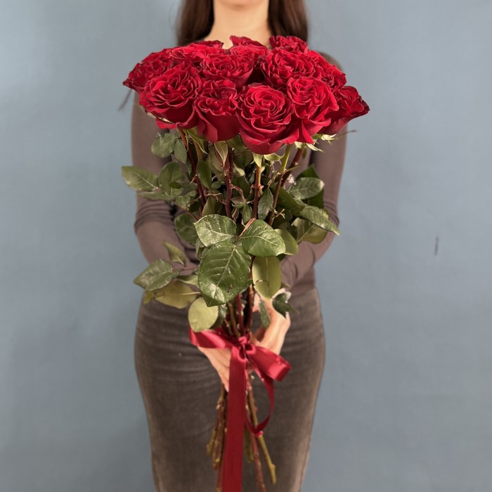 17 красных пионовидных роз Хартс 70 см