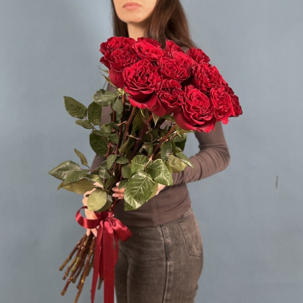 17 красных пионовидных роз Хартс 70 см