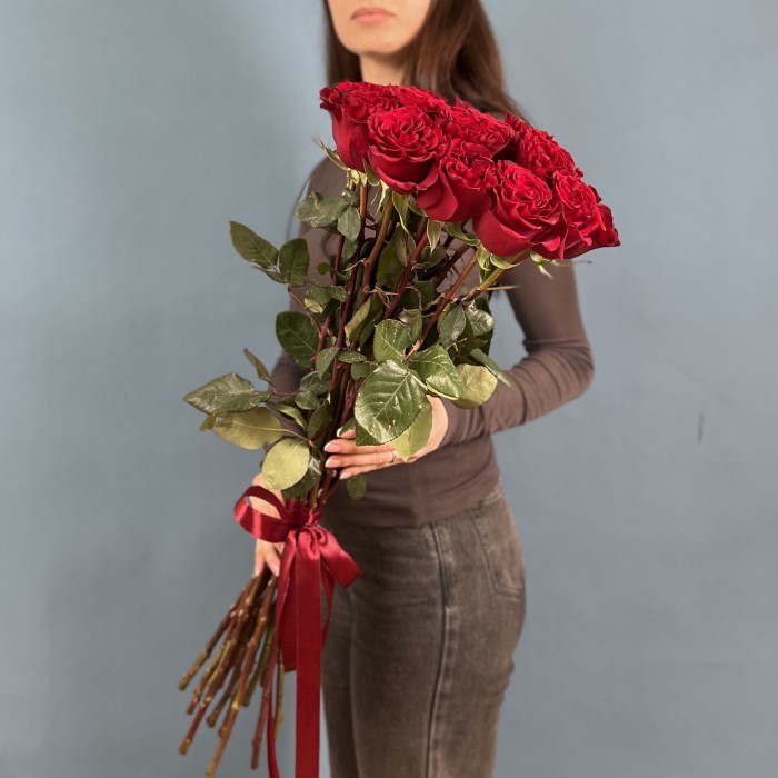 17 красных пионовидных роз Хартс 70 см