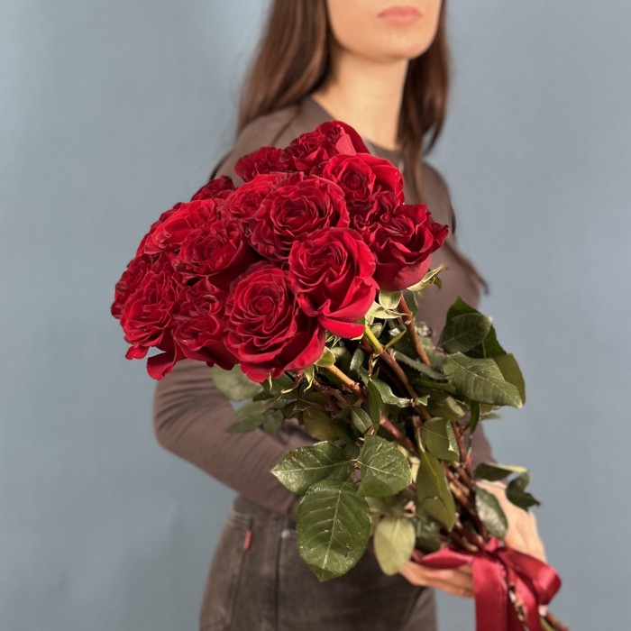 17 красных пионовидных роз Хартс 70 см
