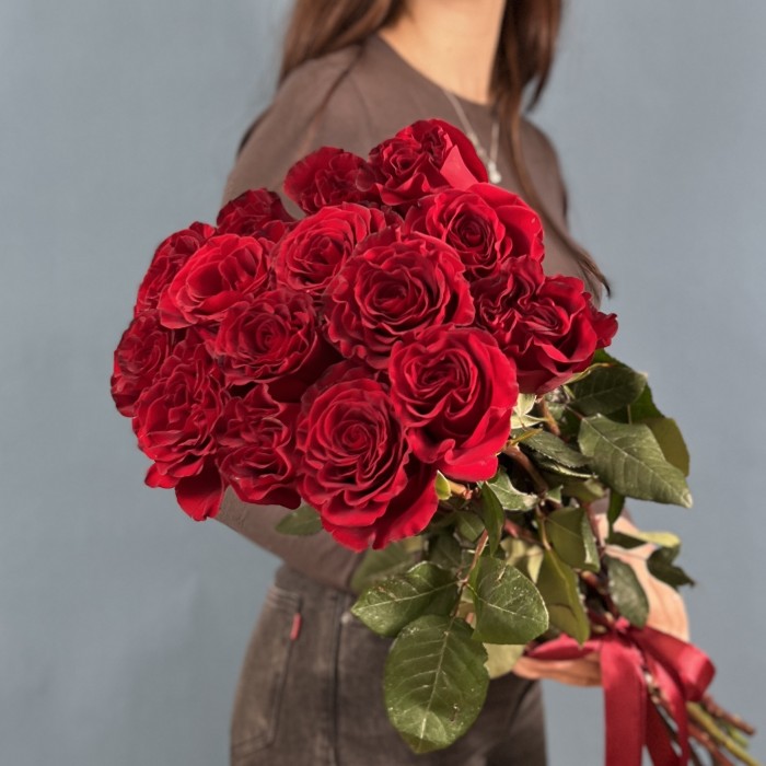 17 красных пионовидных роз Хартс 70 см