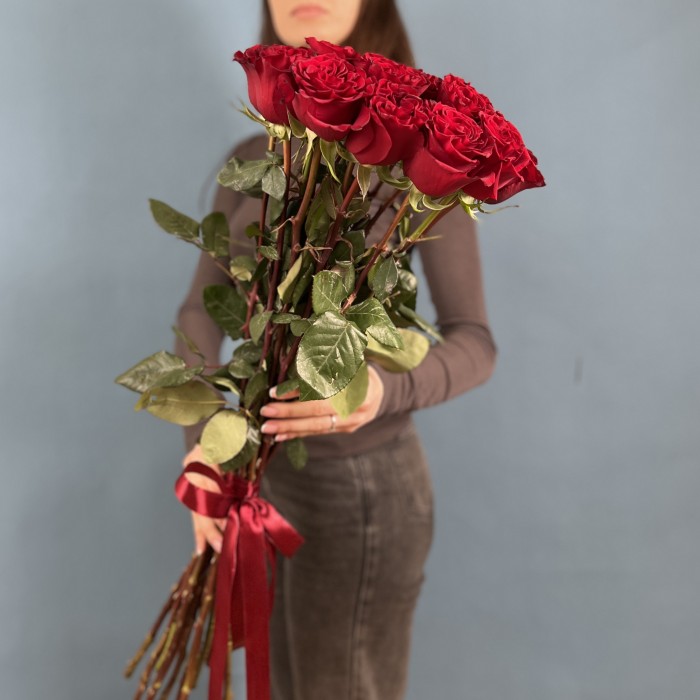 17 красных пионовидных роз Хартс 70 см