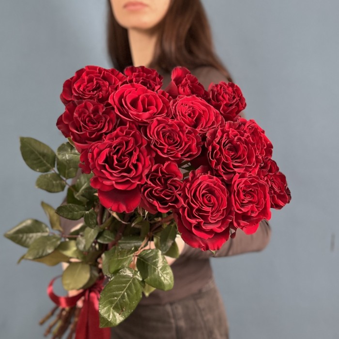 17 красных пионовидных роз Хартс 70 см