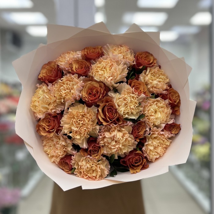 Оранжевый букет с розой и гвоздикой