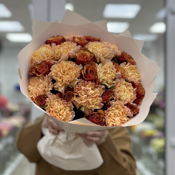 Оранжевый букет с розой и гвоздикой