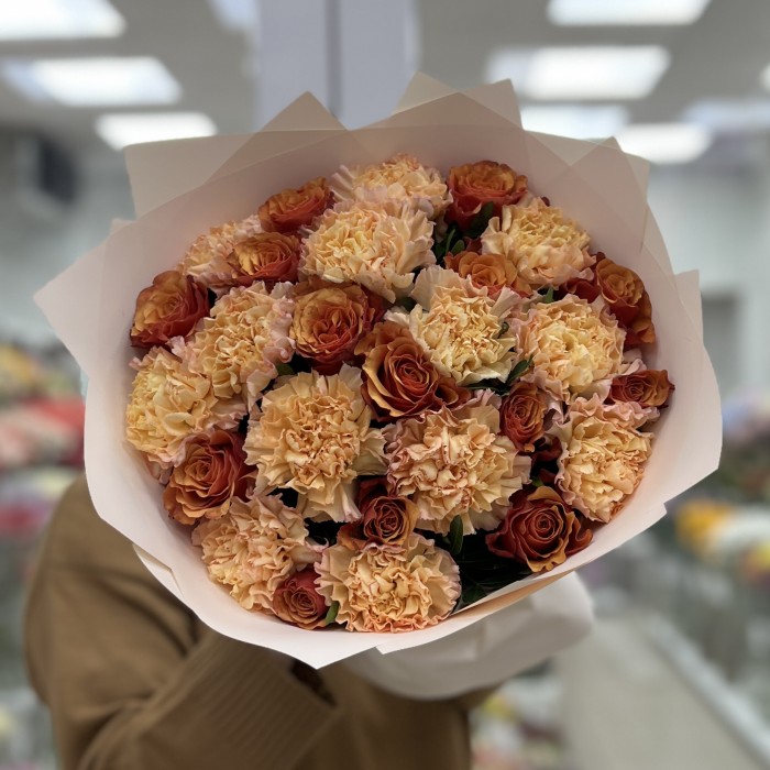 Оранжевый букет с розой и гвоздикой