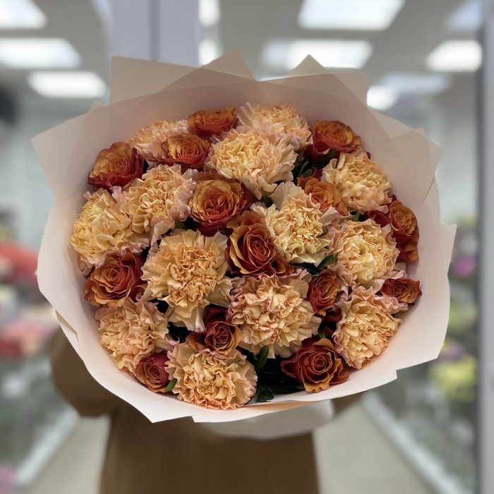 Оранжевый букет с розой и гвоздикой