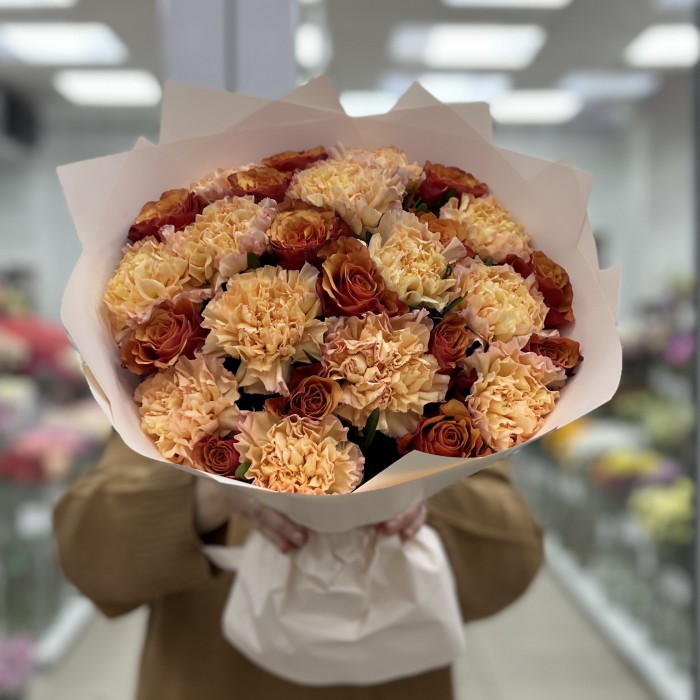 Оранжевый букет с розой и гвоздикой